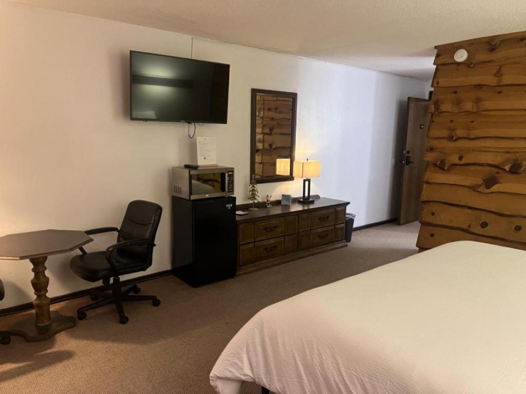 Tomahawk Bridge Inn Tomhawk - 2Nd Floor, 1 King Size Bed, Balcony, River View מראה חיצוני תמונה