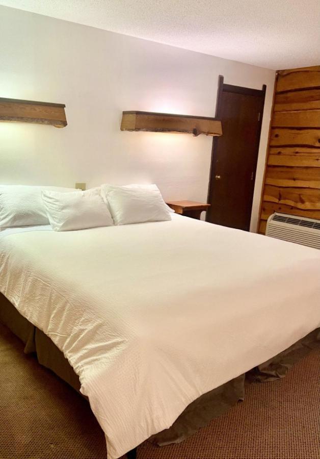 Tomahawk Bridge Inn Tomhawk - 2Nd Floor, 1 King Size Bed, Balcony, River View מראה חיצוני תמונה