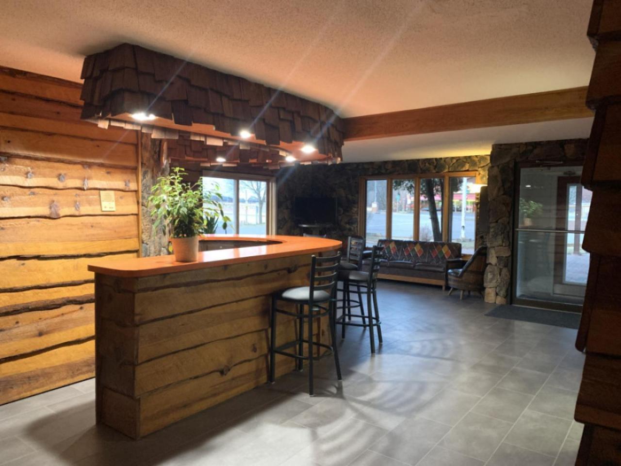 Tomahawk Bridge Inn Tomhawk - 2Nd Floor, 1 King Size Bed, Balcony, River View מראה חיצוני תמונה