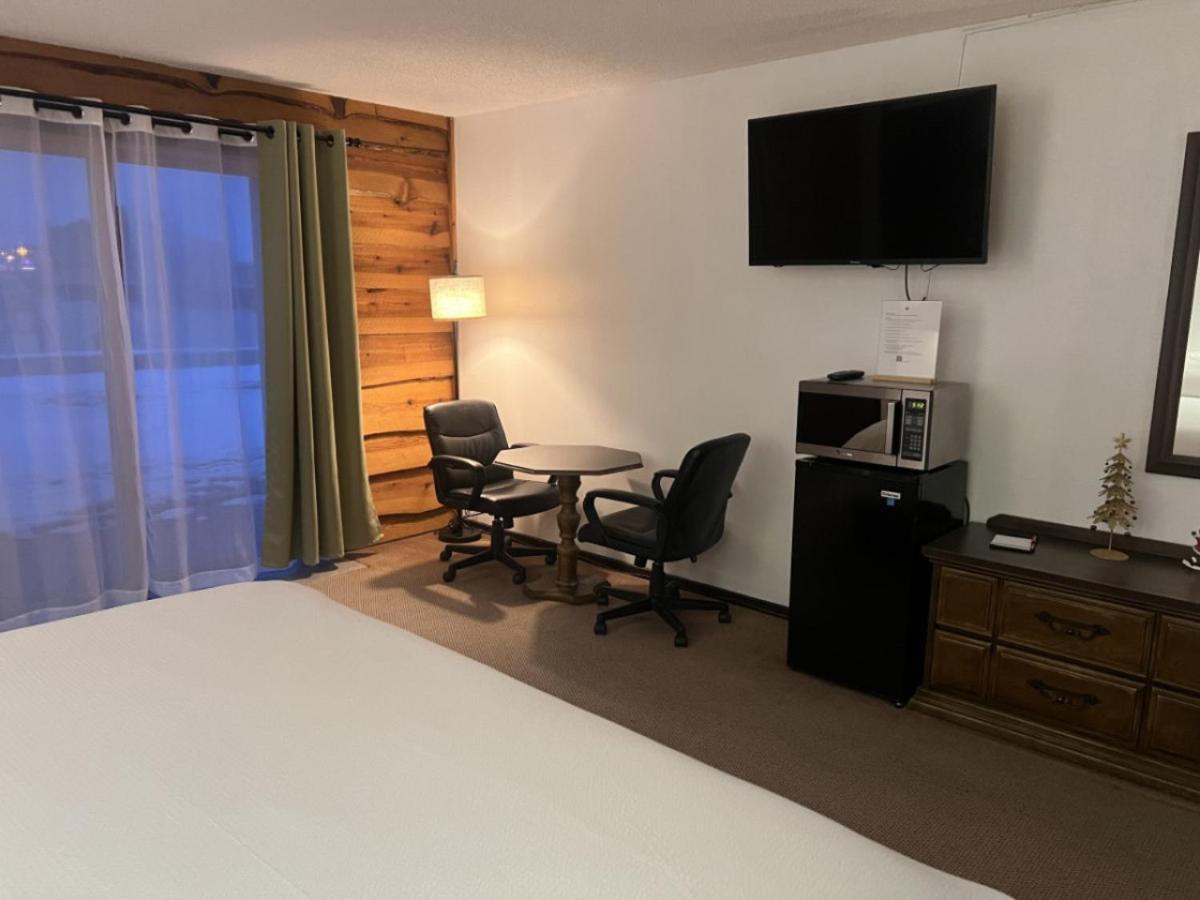 Tomahawk Bridge Inn Tomhawk - 2Nd Floor, 1 King Size Bed, Balcony, River View מראה חיצוני תמונה
