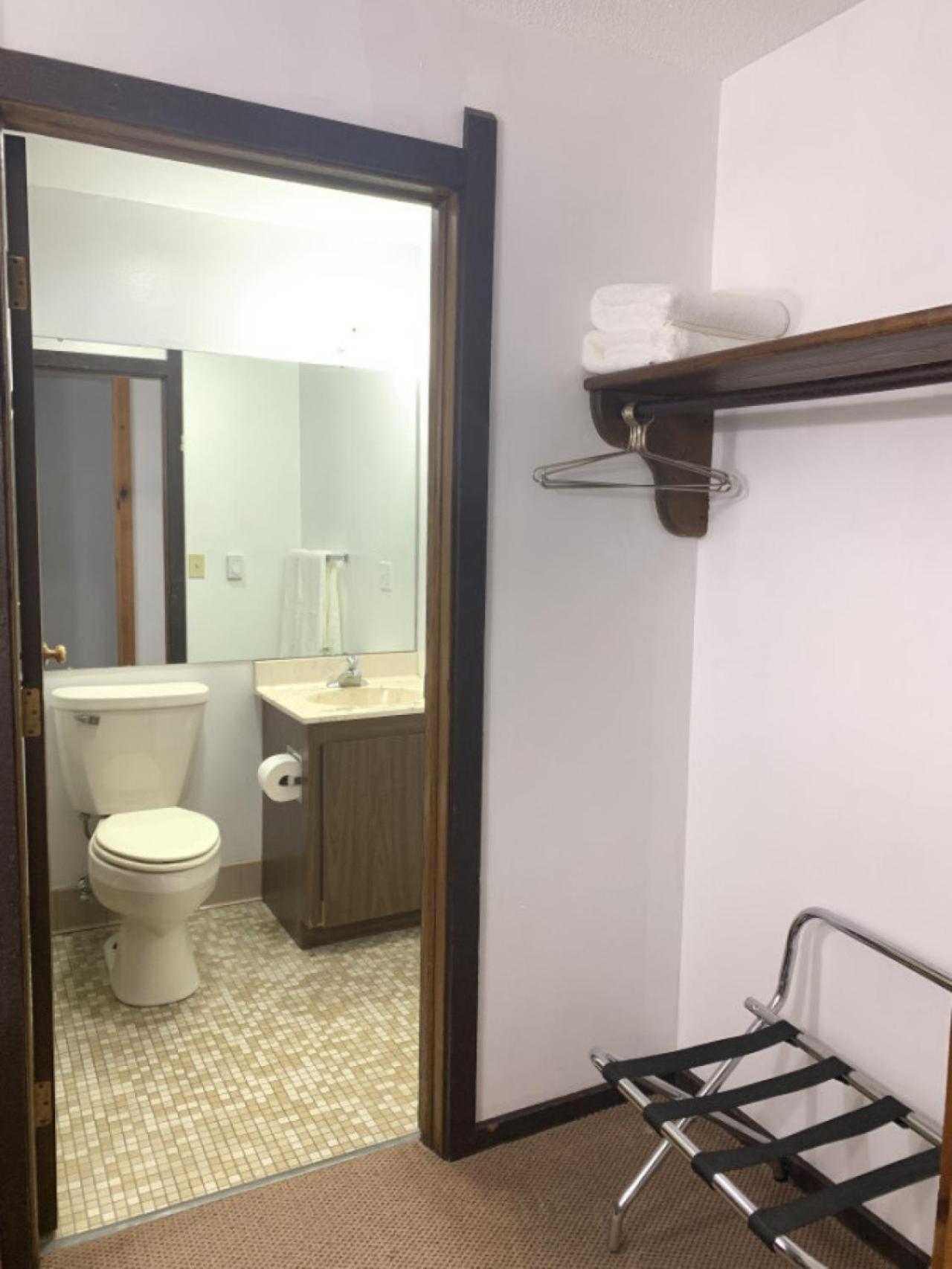 Tomahawk Bridge Inn Tomhawk - 2Nd Floor, 1 King Size Bed, Balcony, River View מראה חיצוני תמונה