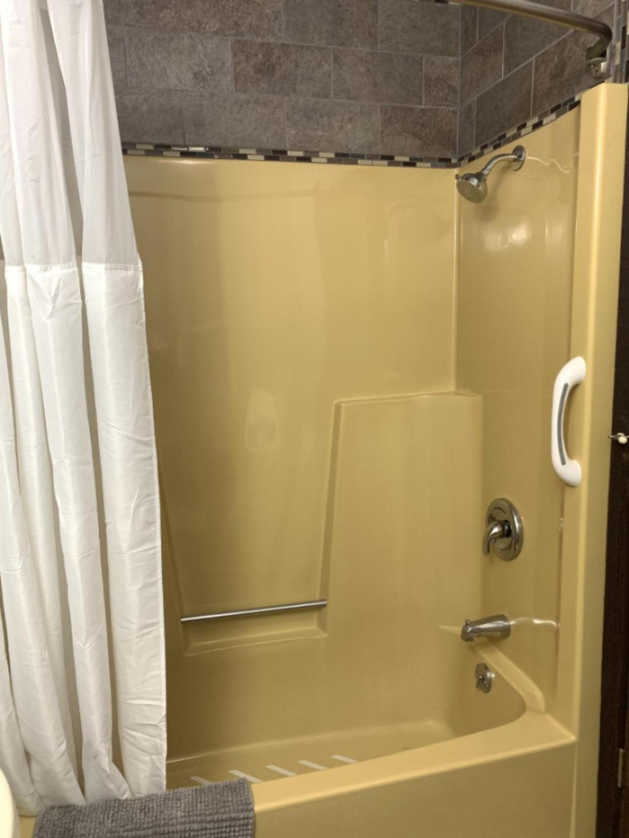 Tomahawk Bridge Inn Tomhawk - 2Nd Floor, 1 King Size Bed, Balcony, River View מראה חיצוני תמונה